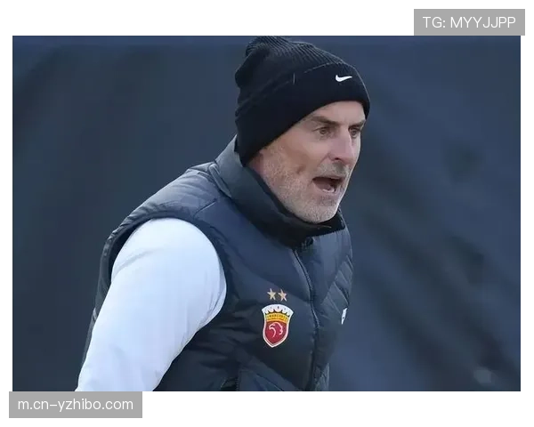 终场哨响，贝莱加德破门后狼队球迷复杂表情