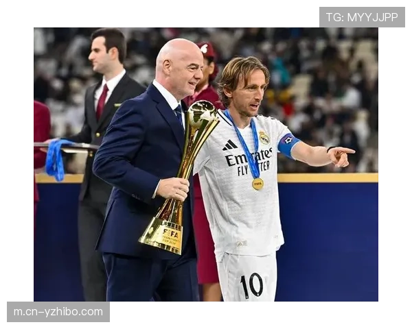 终场哨响后莫德里奇拥抱对手,展现西甲老将风度 终场哨响后莫德里奇拥抱对手,展现西甲老将风度