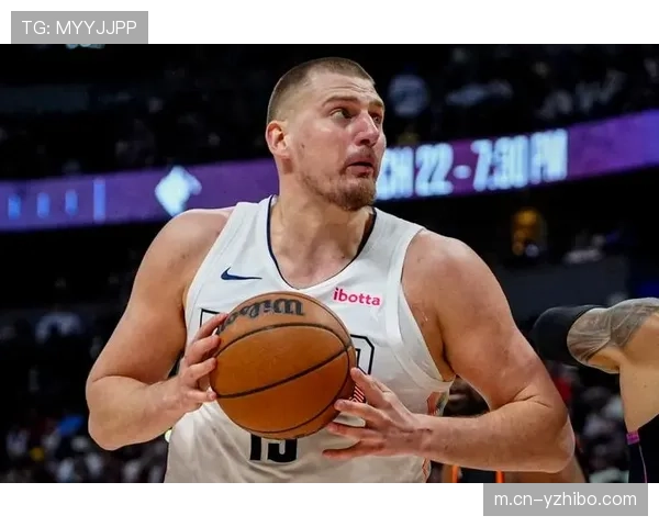 约基奇超越罗伯特森三双纪录，中锋策应能力成战术核心