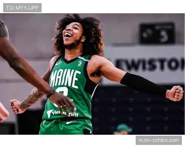 决定性的一摔：镜头定格美国选手戴维森晋级NCAA决赛的瞬间。